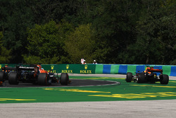 Daniel Ricciardo, Red Bull Racing RB13 with accident damage