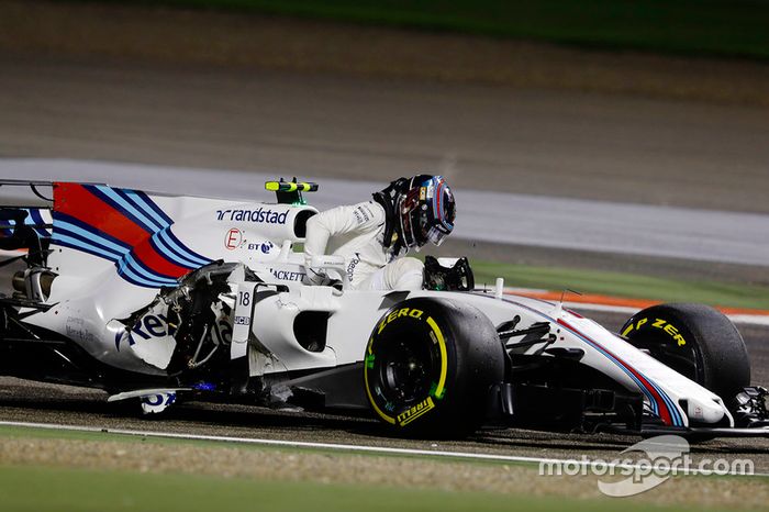 Lance Stroll, Williams FW40, con su coche chocado