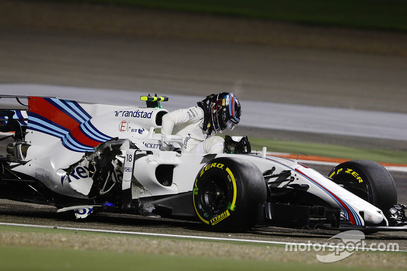 Lance Stroll, Williams FW40, descend de sa voiture