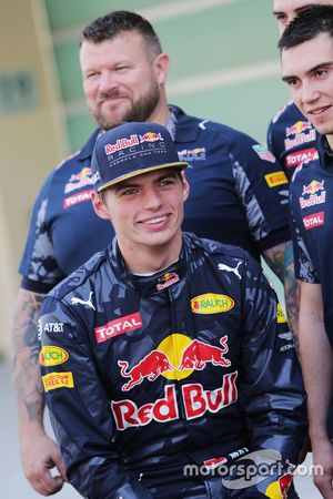 Max Verstappen, Red Bull Racing en una fotografía de equipo