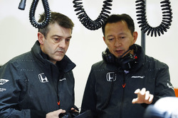 Yusuke Hasegawa, cadre supérieur de Honda, parle à un collègue
