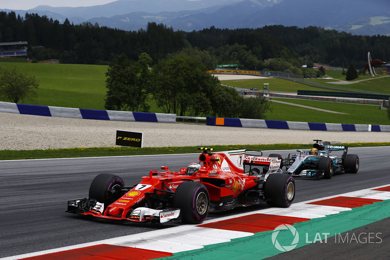 В итоге в Mercedes позвали Хэмилтона на пит-стоп, а Ferrari решили отложить остановку Райкконена