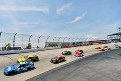 Jimmie Johnson, Hendrick Motorsports Chevrolet, Daniel Suárez, Joe Gibbs Racing Toyota