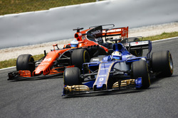 Marcus Ericsson, Sauber C36, Fernando Alonso, McLaren MCL32