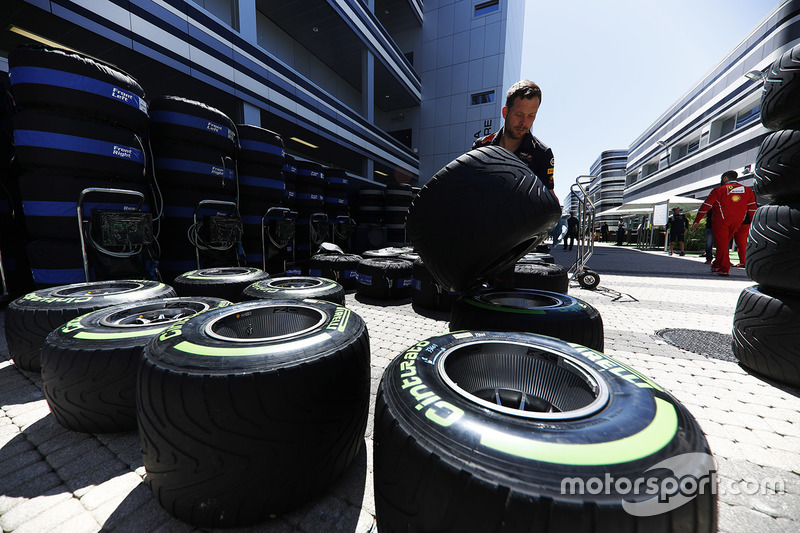 Механік команди Red Bull працює з шинами Pirelli у паддоку