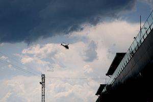 Un helicóptero sobrevuela la pista