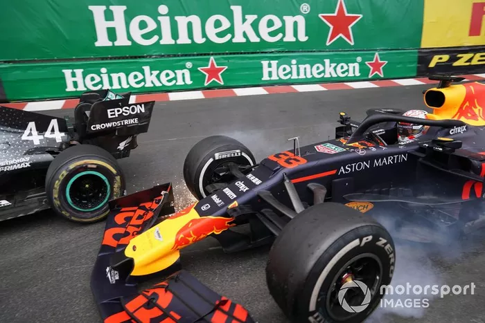 Verstappen tenta ultrapassagem sobre Hamilton