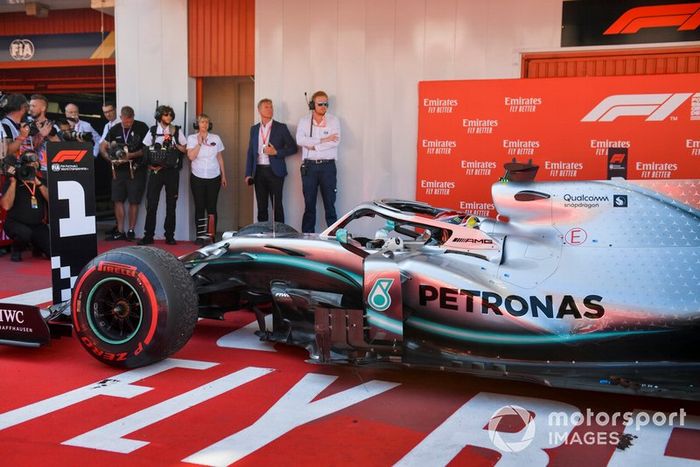 Lewis Hamilton, ganador de la carrera, Mercedes AMG F1 W10 conduce hacia Parc Ferme 