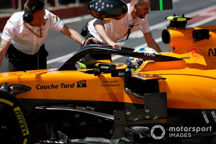 Lando Norris, McLaren MCL34, viene riportato nel garage