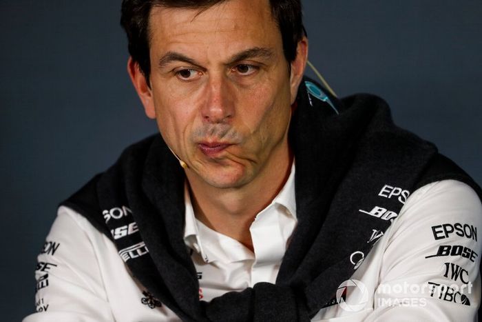 Toto Wolff, Director Ejecutivo (Negocios), Mercedes AMG, en la Conferencia de Prensa de los Directores de Equipo