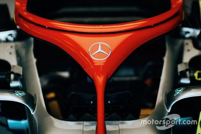 Il dispositivo di sicurezza halo sulla Mercedes AMG F1 W10 è dipinto di rosso in onore di Niki Lauda