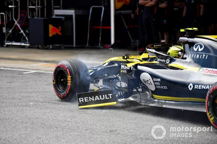 Nico Hulkenberg, Renault R.S. 19, llega al pit lane con daños en el extremo después de un accidente