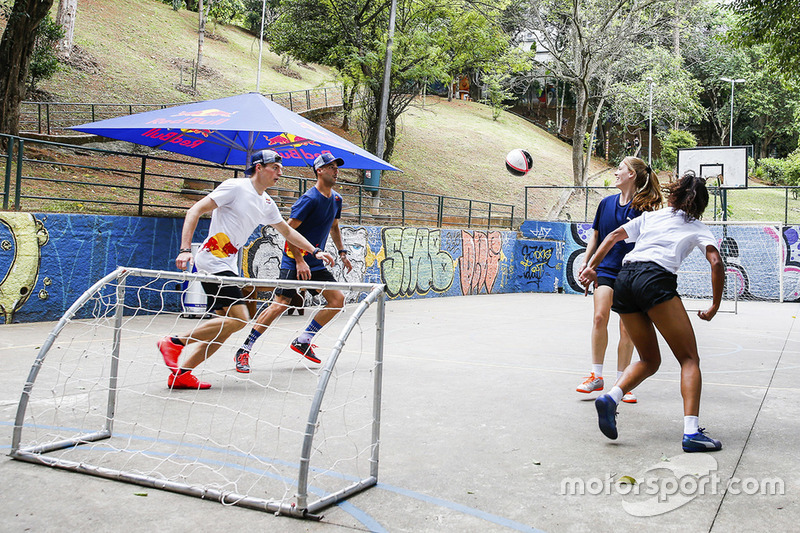 Max Verstappen y Daniel Ricciardo, Red Bull Racing juegan Futsal en Brasil