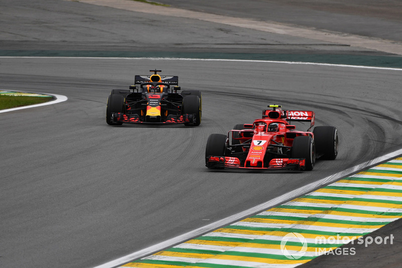 Kimi Raikkonen, Ferrari SF71H and Daniel Ricciardo, Red Bull Racing RB14 