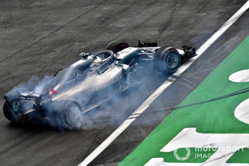 Lewis Hamilton, Mercedes AMG F1 W09 EQ Power+, celebra con donuts su título de campeón