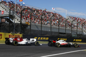 Kevin Magnussen, Haas F1 Team VF-18, voor Charles Leclerc, Sauber C37