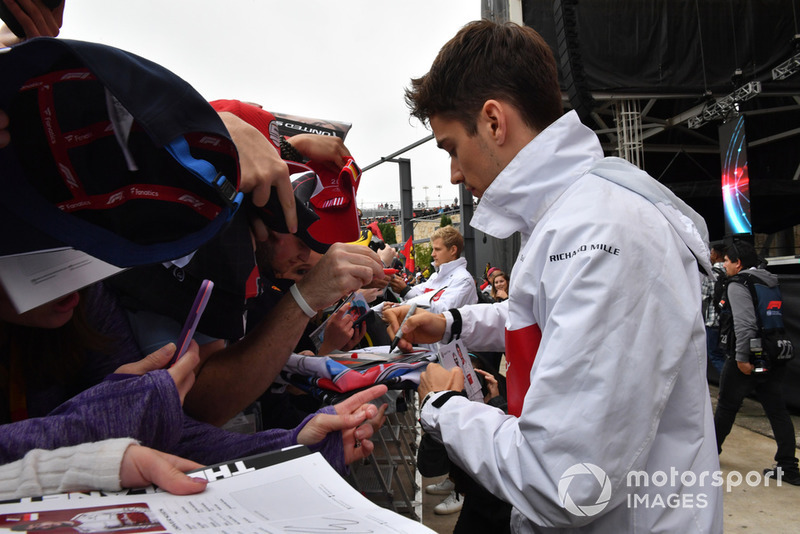 Charles Leclerc, Sauber, firma autografi ai tifosi