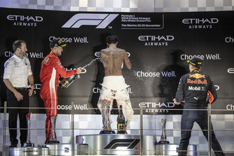 Bradley Lord, Capo delle comunicazioni Mercedes-Benz Motorsport, Sebastian Vettel, Ferrari, Lewis Hamilton, Mercedes AMG F1 e Max Verstappen, Red Bull Racing, festeggiano sul podio con l'acqua di rose