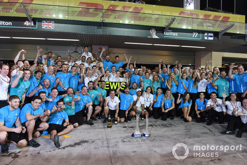 Le vainqueur Lewis Hamilton, Mercedes AMG F1 fête la victoire avec l'équipe