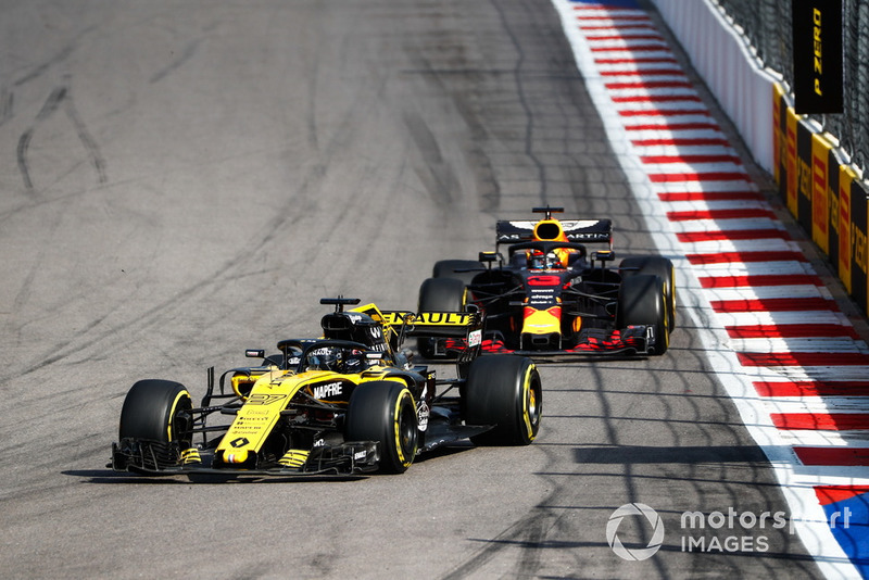 Nico Hulkenberg, Renault Sport F1 Team R.S. 18, leads Daniel Ricciardo, Red Bull Racing RB14