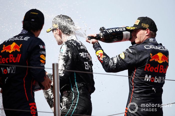 Podio: segundo lugar Sergio Pérez, Red Bull Racing, ganador Max Verstappen, Red Bull Racing Racing, y tercer lugar George Russell, Mercedes-AMG