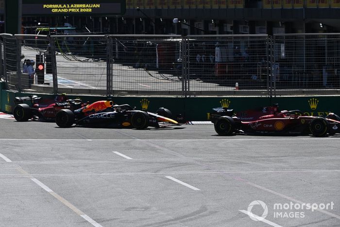 Arrancada Charles Leclerc, Ferrari F1-75, Max Verstappen, Red Bull Racing RB18, Carlos Sainz, Ferrari F1-75 en la primera curva