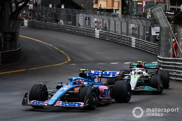 Esteban Ocon, Alpine A522, Lewis Hamilton, Mercedes W13