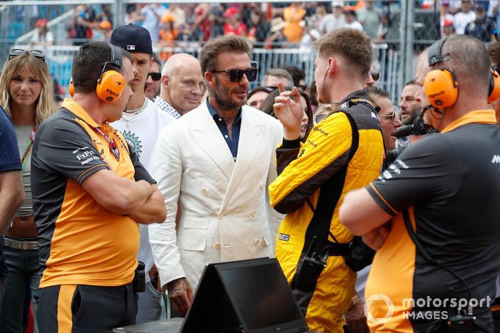 David Beckham con el equipo McLaren y su hijo Cruz