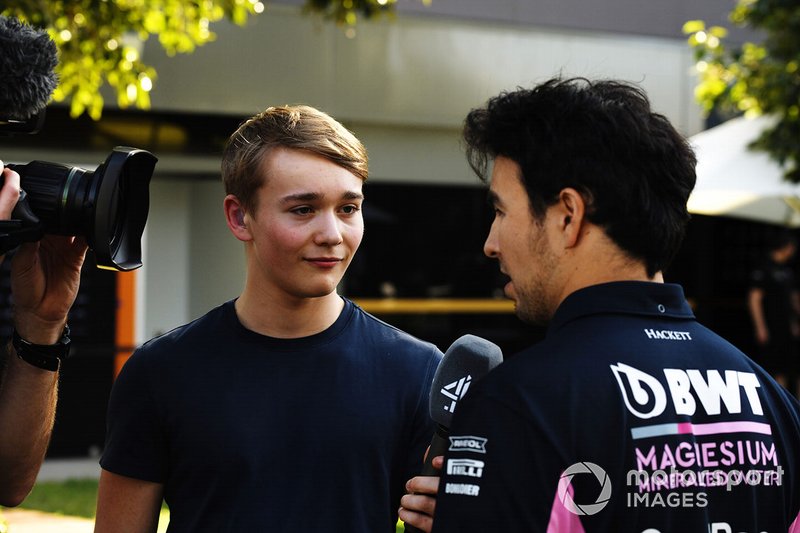 Billy Monger, experto en televisión de Channel 4, habla con Sergio Pérez, Racing Point