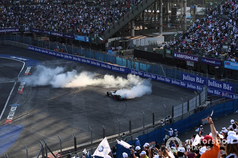 Lucas Di Grassi, Audi Sport ABT Schaeffler, Audi e-tron FE05 haciendo donuts para celebrar la victoria