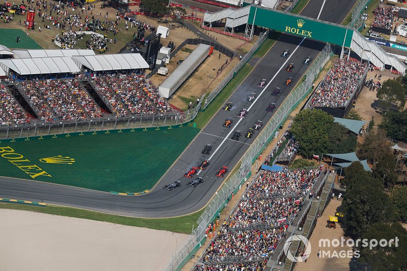 Valtteri Bottas, Mercedes AMG W10, precede Lewis Hamilton, Mercedes AMG F1 W10, Sebastian Vettel, Ferrari SF90, Max Verstappen, Red Bull Racing RB15, Charles Leclerc, Ferrari SF90, ed il resto del gruppo alla prima curva