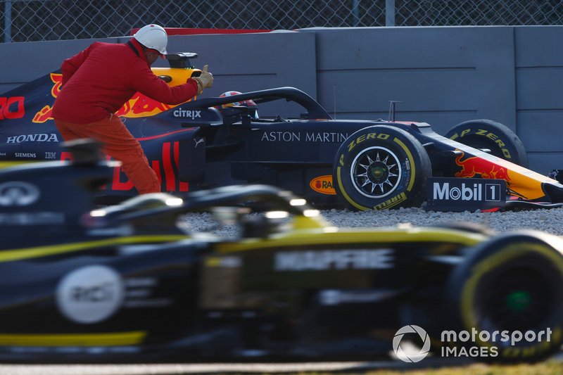 Pierre Gasly, Red Bull Racing RB15 en la grava después de chocar contra la barrera
