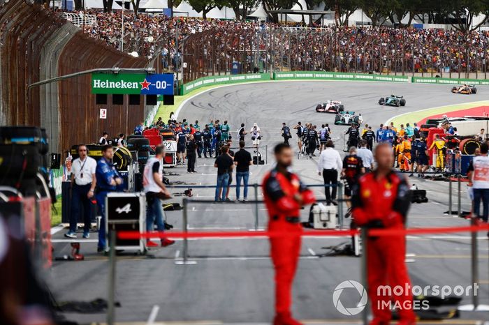 Los pilotos llegan a la parrilla del Sprint