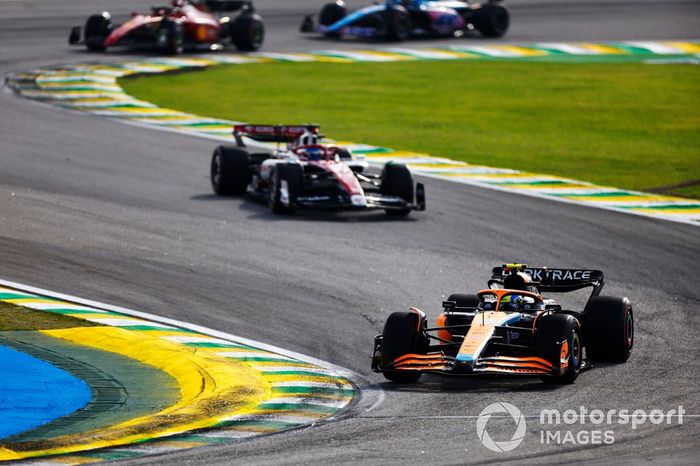 Lando Norris, McLaren MCL36, Valtteri Bottas, Alfa Romeo C42