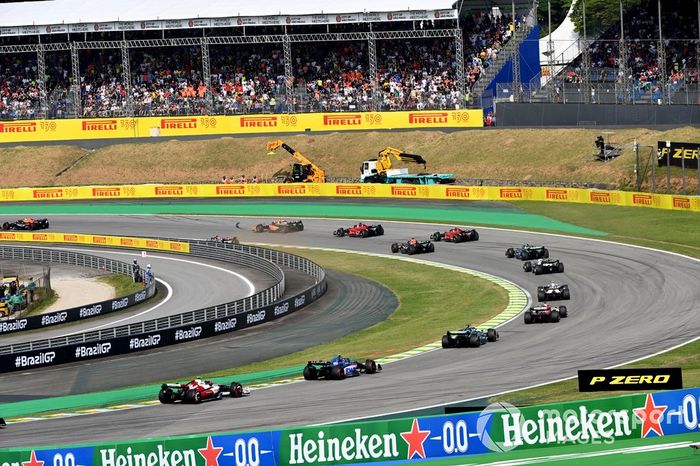 Lewis Hamilton, Mercedes W13, Max Verstappen, Red Bull Racing RB18, chocan