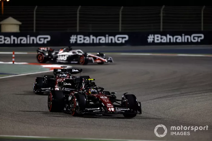 Zhou Guanyu, Alfa Romeo C43, Valtteri Bottas, Alfa Romeo C43, Kevin Magnussen, Haas VF-23