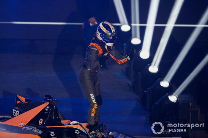 René Rast, NEOM McLaren Formula E Team, 3ª posición, celebra en el podio