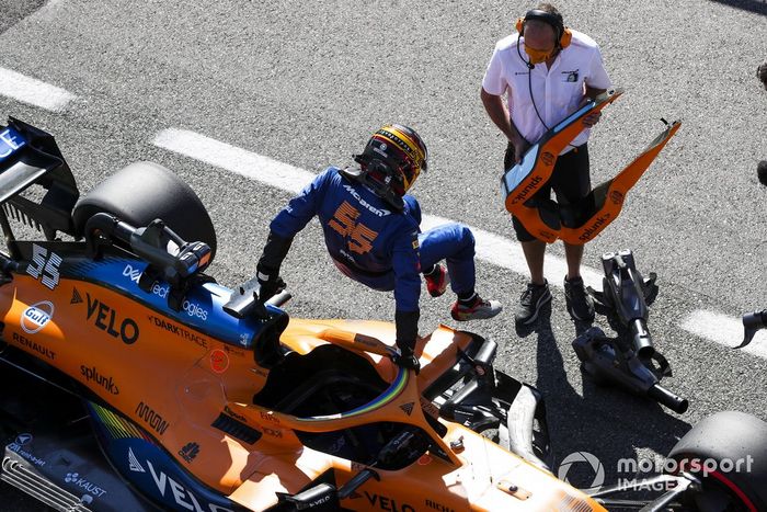 Tercer puesto Carlos Sainz Jr., McLaren MCL35 en Parc Ferme 