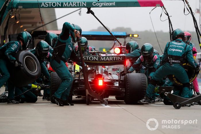 Lewis Hamilton, Mercedes W12, en pits