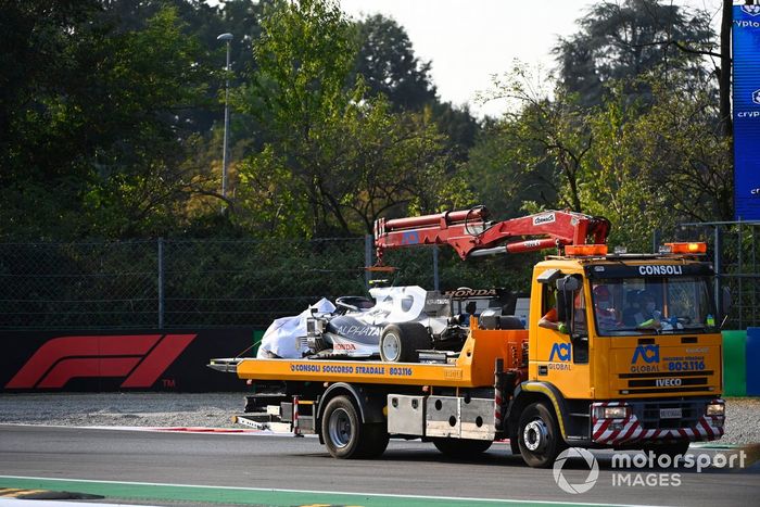 El coche dañado de Pierre Gasly, AlphaTauri AT02, es montado en una grúa