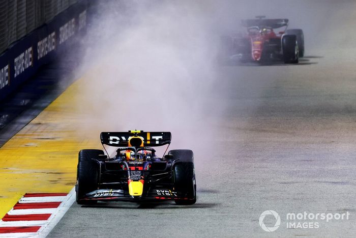 Sergio Pérez, Red Bull Racing RB18, Charles Leclerc, Ferrari F1-75