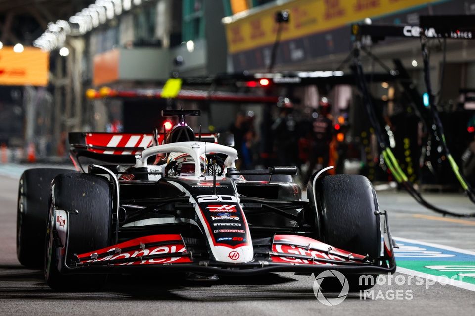Kevin Magnussen, Haas VF-24, en boxes