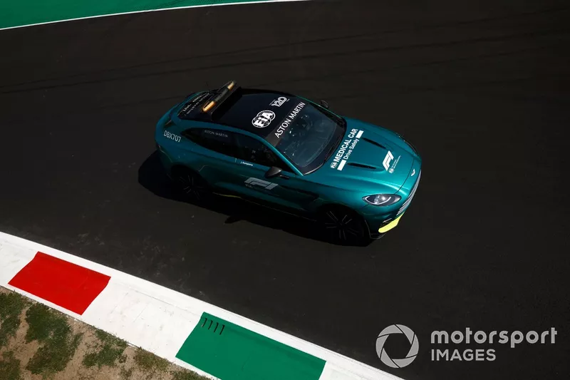 La voiture médicale Aston Martin DBX707 sur circuit