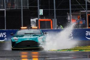 El coche de seguridad salta a la pista