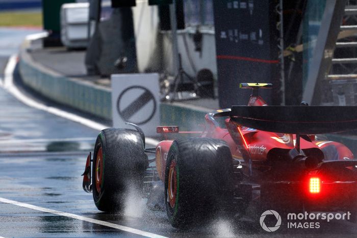 Carlos Sainz, Ferrari SF-24, sale de boxes