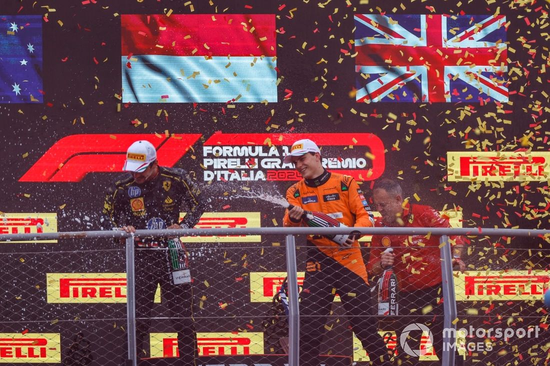 Charles Leclerc, Scuderia Ferrari, 1ª posição, Oscar Piastri, McLaren F1 Team, 2ª posição, spray de champanhe no pódio