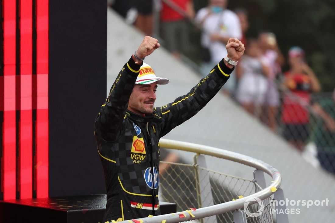 Charles Leclerc, Scuderia Ferrari, 1ª posição, festeja no pódio 
