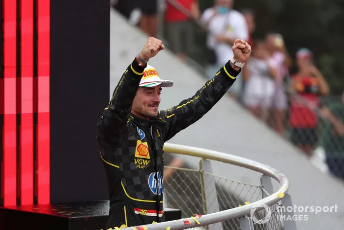 Charles Leclerc, Scuderia Ferrari, 1ª posición, celebra en el podio 
