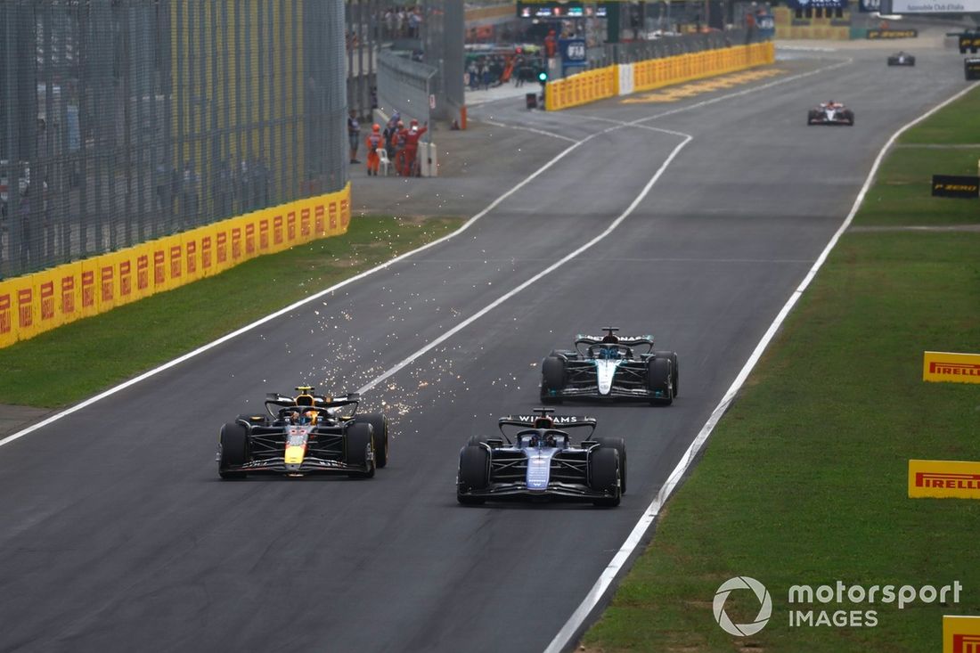 Sergio Perez, Red Bull Racing RB20, luta com Alex Albon, Williams FW46, George Russell, Mercedes F1 W15 