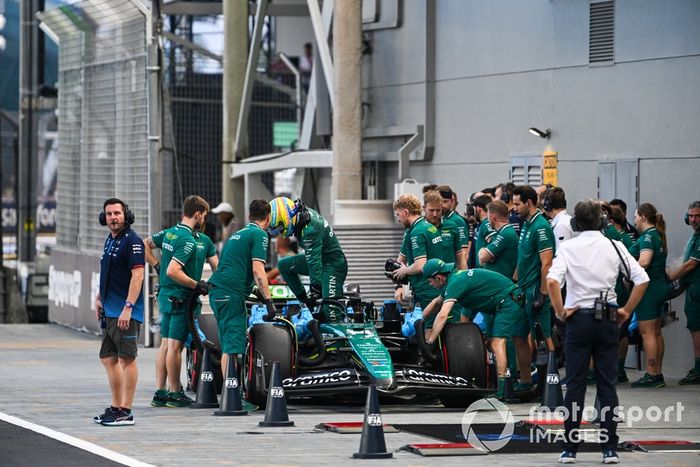 Fernando Alonso, Aston Martin F1 Team, se baja del coche antes de que lo pongan en el puente de pesas.